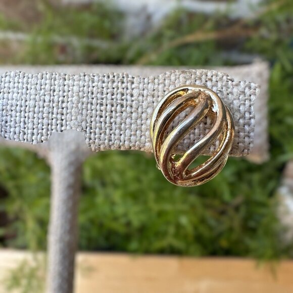 Vintage Christian Dior Clip Earrings Gold Plated Designer Fashion Jewelry 5/8" - Picture 3 of 10